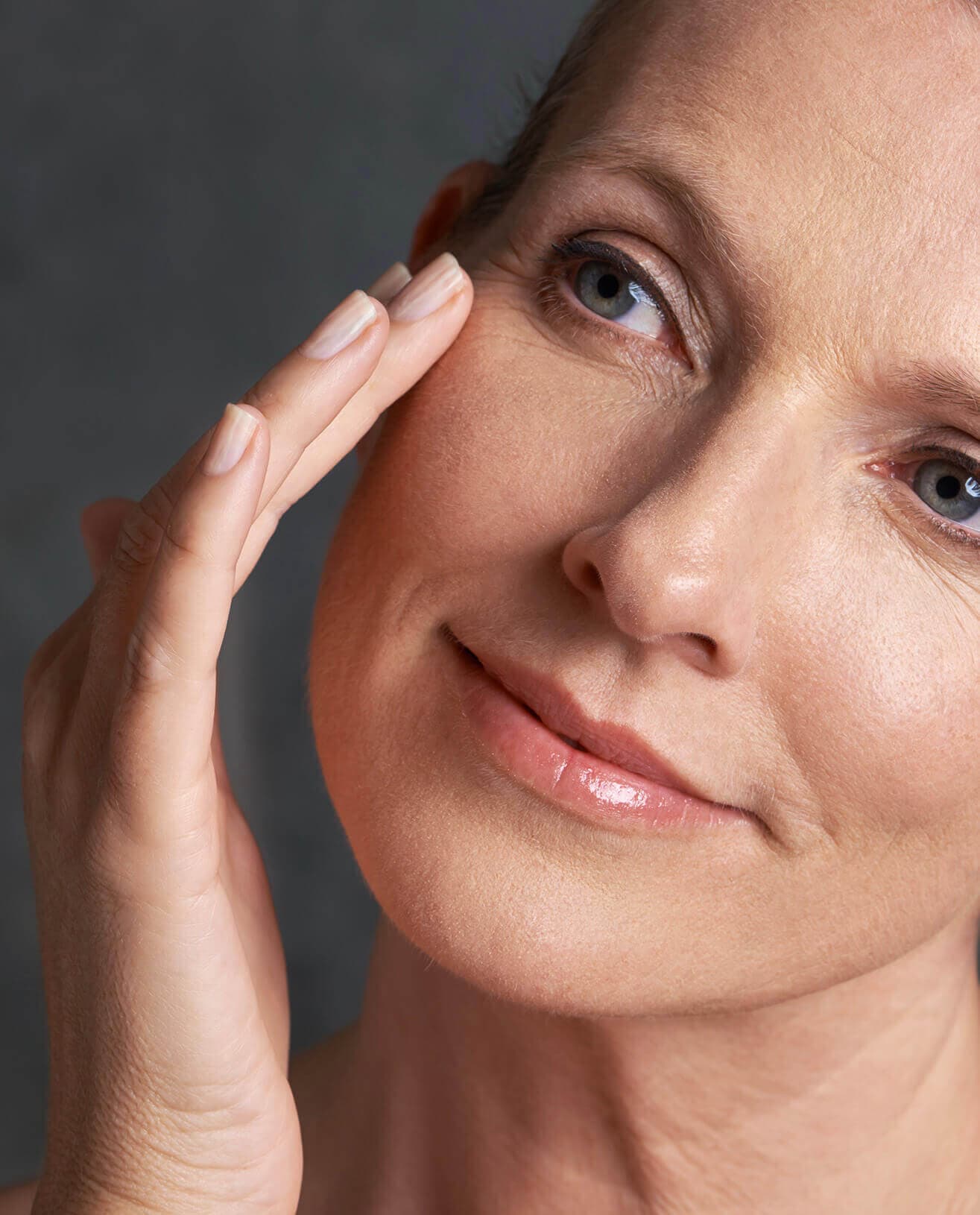 wrinkles-face-fingers