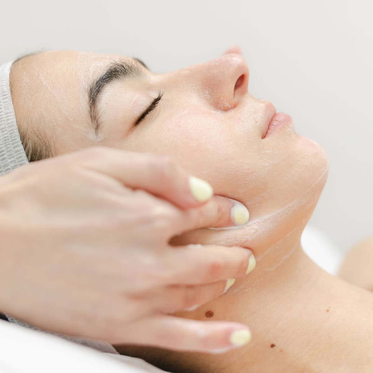 face-treatment-finger-press-jaw