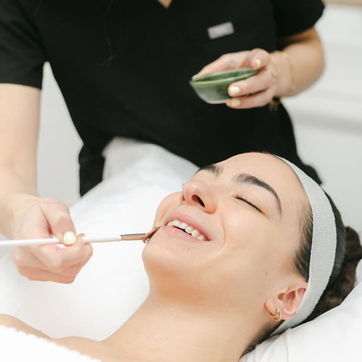 face-brush-application