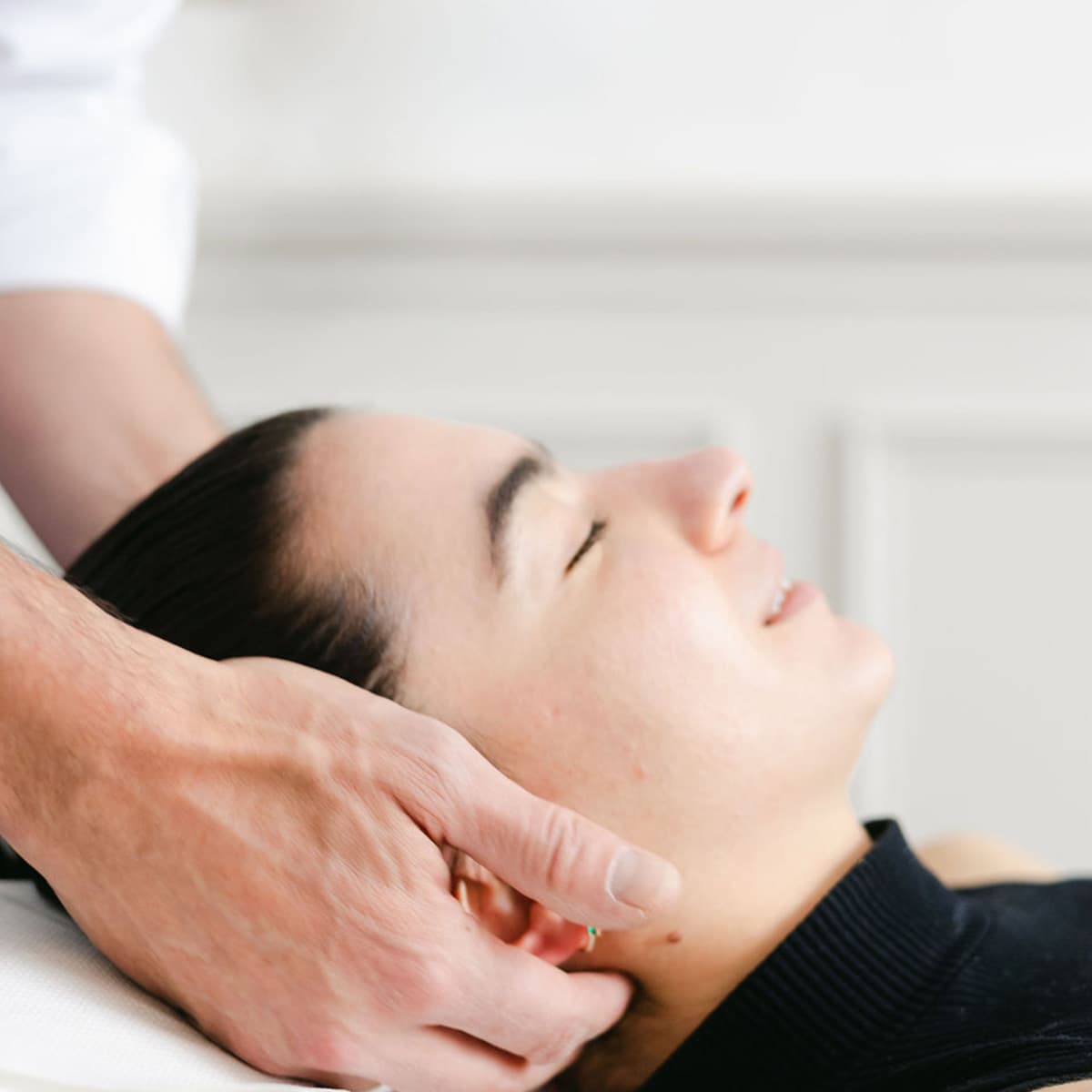neck-treatment-woman-hands
