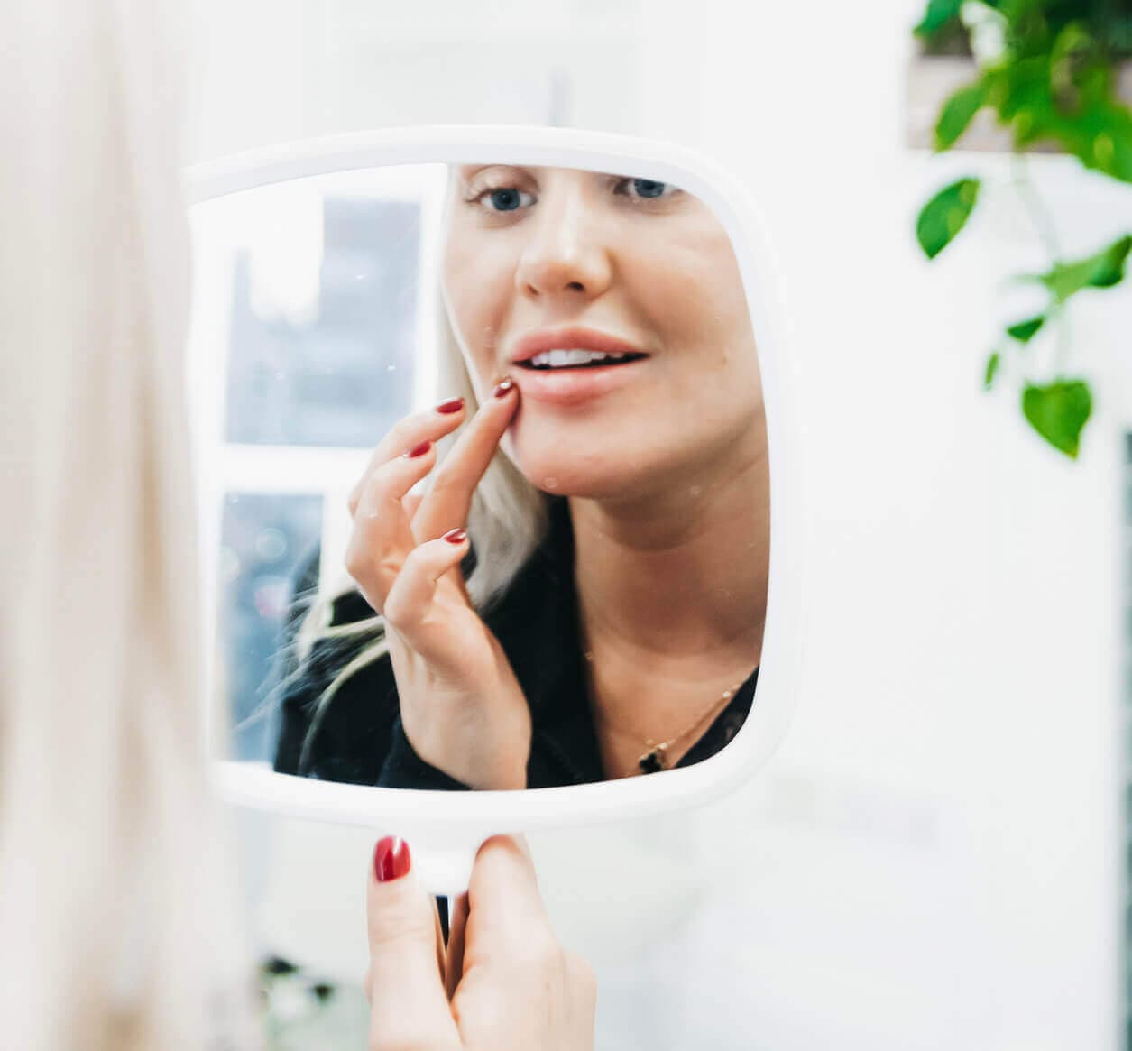 face-mirror-skin-lips